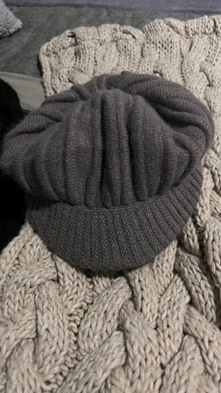 Bufanda tejida beige y negra, gorro con visera.