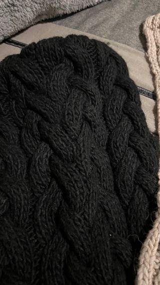 Bufanda tejida beige y negra, gorro con visera.