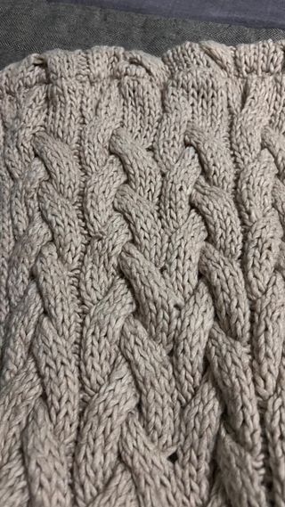 Bufanda tejida beige y negra, gorro con visera.