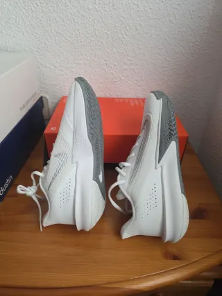 Zapatillas Nike Blancas y Grises