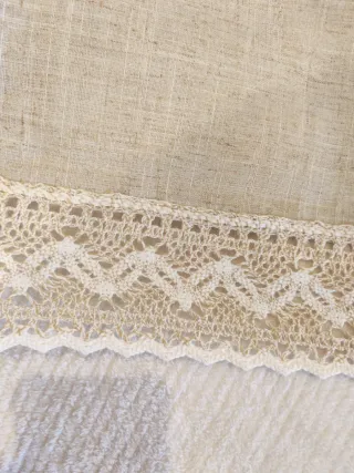 Mantel de lino beige con encaje