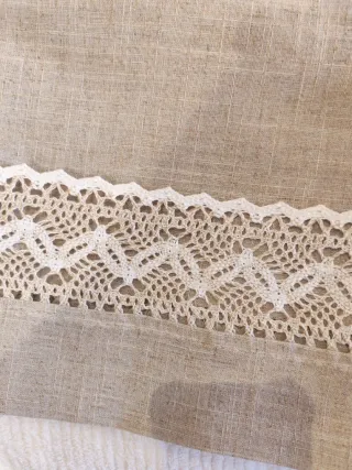 Mantel de lino beige con encaje