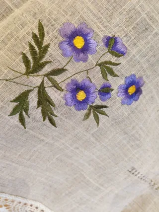 Mantel de lino beige con encaje