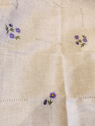 Mantel de lino beige con encaje