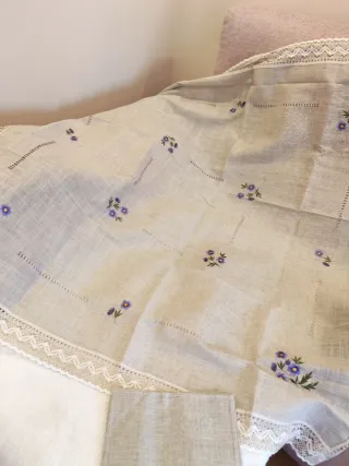 Mantel de lino beige con encaje