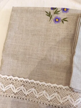 Mantel de lino beige con encaje