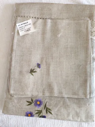 Mantel de lino beige con encaje