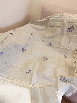 Mantel de lino beige con encaje