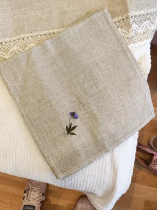 Mantel de lino beige con encaje