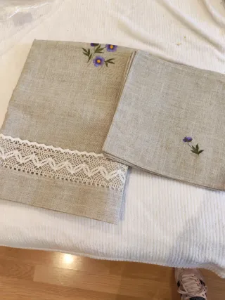 Mantel de lino beige con encaje