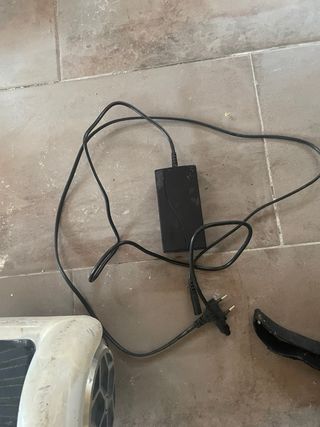 Hoverboard blanco con accesorio de kart.