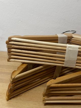 25 Perchas Madera Natural con Gancho Metal