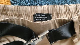 Pantalones cargo beige con cinturón