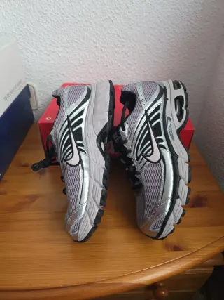 Nike Zapatillas Deportivas Plata y Negro