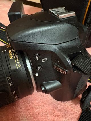 Reflex Nikon D3300 con objetivo 18-55mm