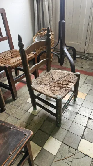 Conjunto de 5 sillitas antiguas de mimbre y madera