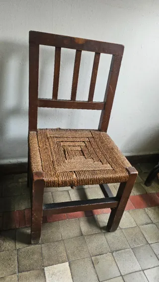 Conjunto de 5 sillitas antiguas de mimbre y madera