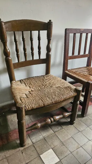 Conjunto de 5 sillitas antiguas de mimbre y madera