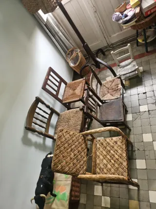 Conjunto de 5 sillitas antiguas de mimbre y madera