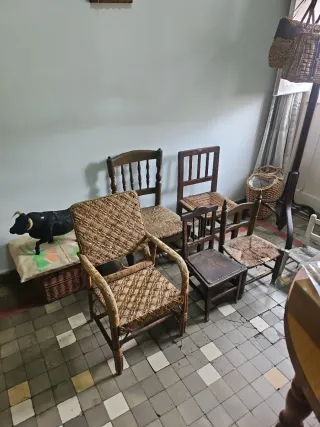 Conjunto de 5 sillitas antiguas de mimbre y madera