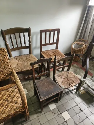 Conjunto de 5 sillitas antiguas de mimbre y madera