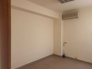 Se alquila entresuelo