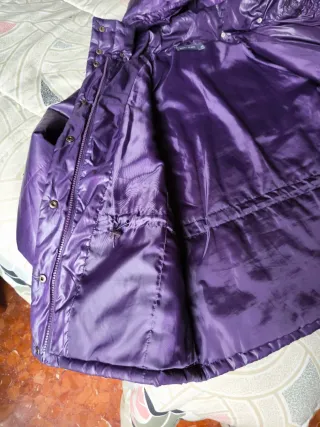 Chaqueta morada acolchada con capucha