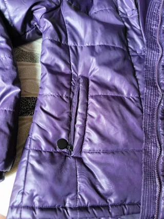 Chaqueta morada acolchada con capucha