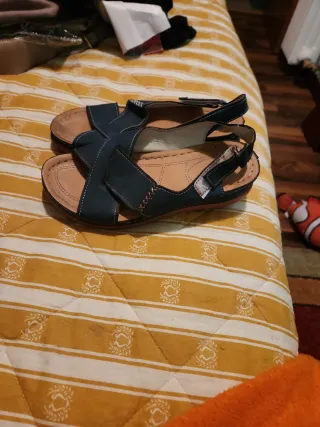 Sandalias azules y beige