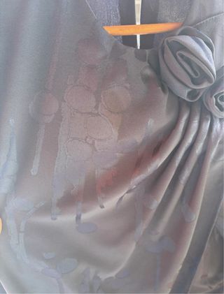 Vestido negro con flor