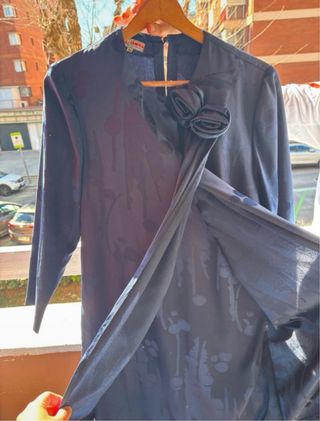 Vestido negro con flor