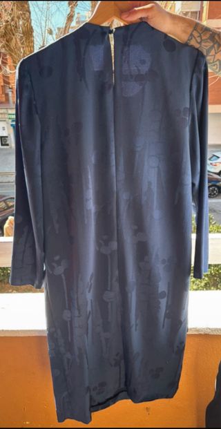 Vestido negro con flor