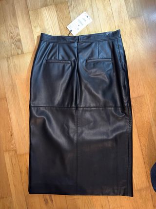 Falda Zara cuero negra con etiquetas
