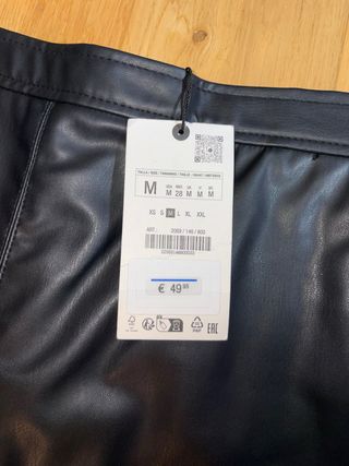 Falda Zara cuero negra con etiquetas