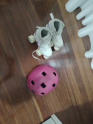 Patines talla 29 y casco rosa