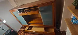 Mueble salón madera y cristal