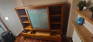 Mueble salón madera y cristal