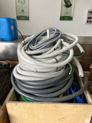 Manguera y tubo eléctrico