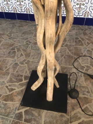 Lámpara de pie artesanal de troncos