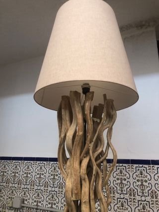 Lámpara de pie artesanal de troncos