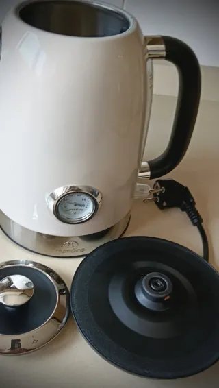 Hervidor de agua blanco con termómetro