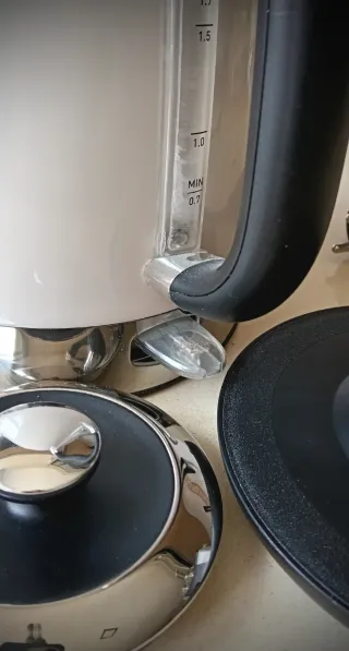 Hervidor de agua blanco con termómetro