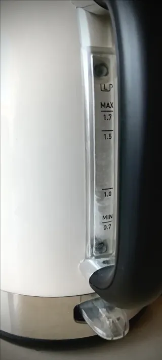 Hervidor de agua blanco con termómetro