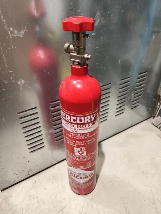 Extintor CO2 Rojo y manómetro