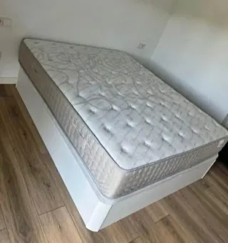 Canapé de madera blanco