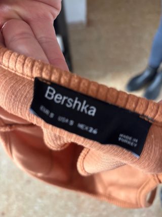 Top naranja con tirantes