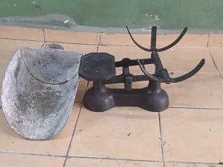 Báscula de pesar grano antigua