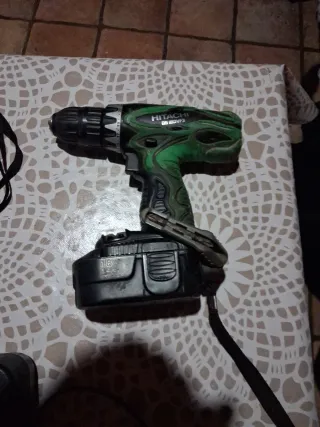 Taladro y linterna Hitachi 18V