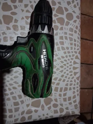 Taladro y linterna Hitachi 18V