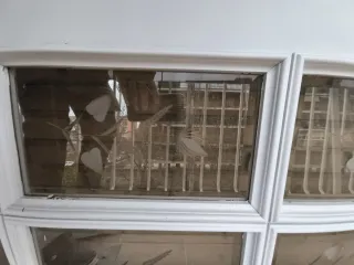 Puerta madera maciza recién pintada